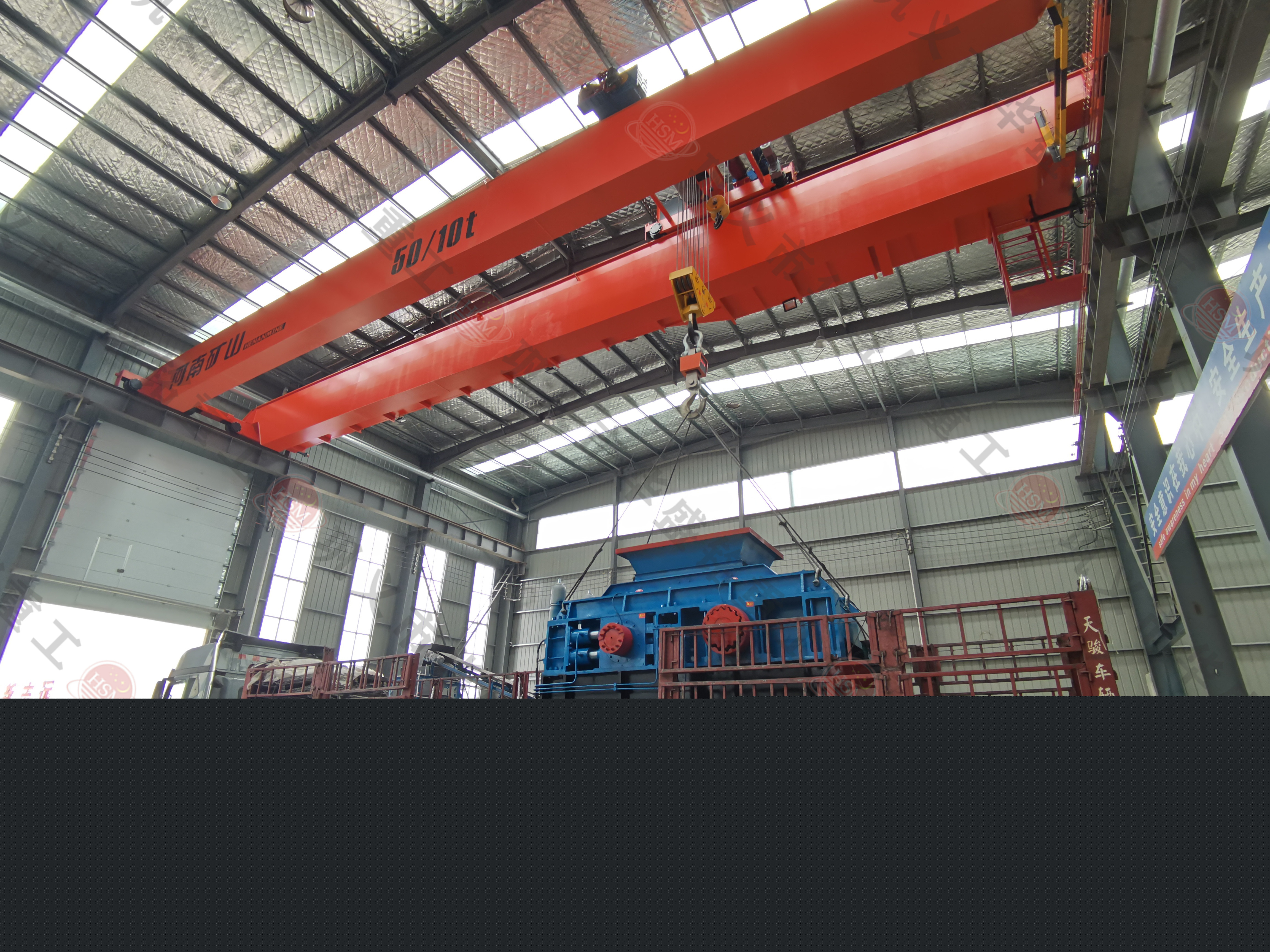 鞏義對輥破碎機廠家裝車發(fā)貨現(xiàn)場