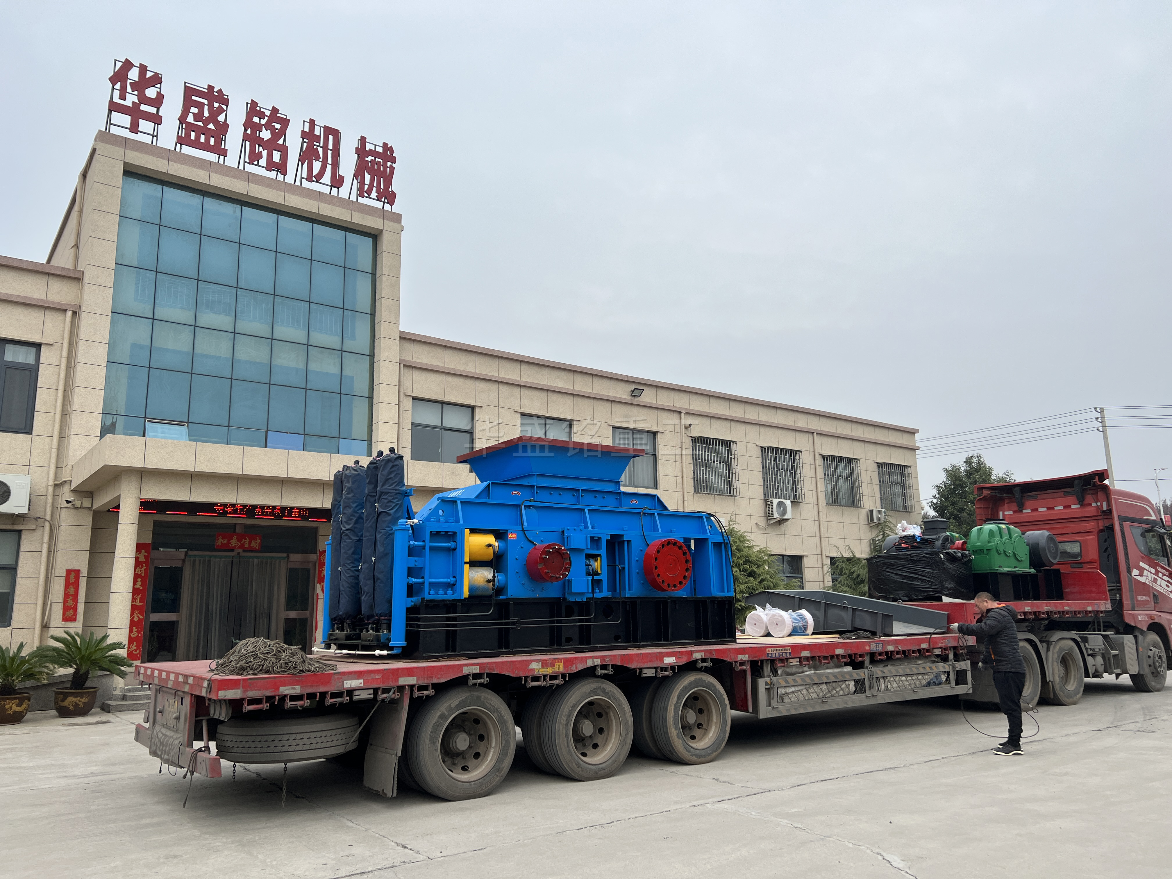 1510型液壓對輥破碎機(jī) 1510型液壓對輥破碎機(jī)